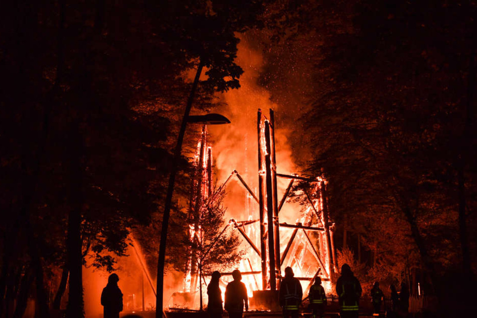 Die Feuerwehr konnte den in Brand geratenen Turm nicht mehr retten.