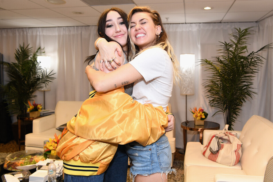 Noah Cyrus (l.) and big sister Miley Cyrus (r.) attend iHeartSummer '17 Weekend by AT&amp;T at Fontainebleau Miami Beach on June 10, 2017 in Miami Beach, Florida.