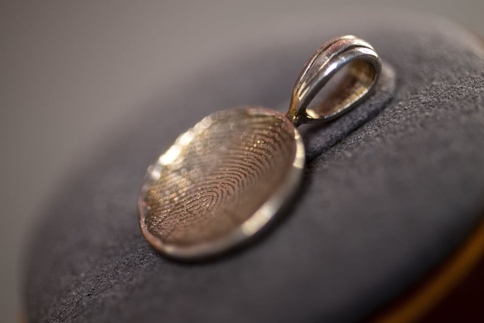 Über den Tod hinaus in Erinnerung: Ein Schmuckstück, dass aus der Asche eines Toten gefertigt wurde.