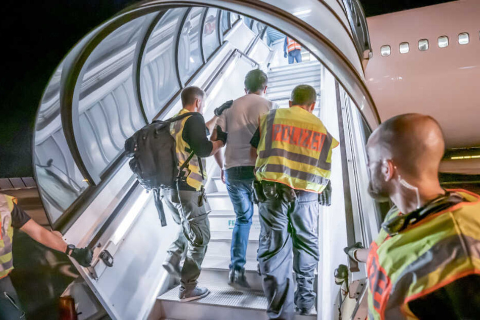 Juli 2019: Ein Afghane wird per Flugzeug nach Kabul abgeschoben.