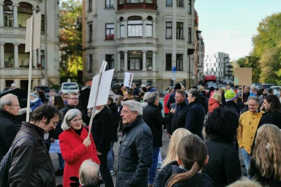 Dutzende Betroffene protestierten am 29. Oktober auf dem Liviaplatz gegen die einen Tag später geplante Umsetzung des Bewohnerparkens.