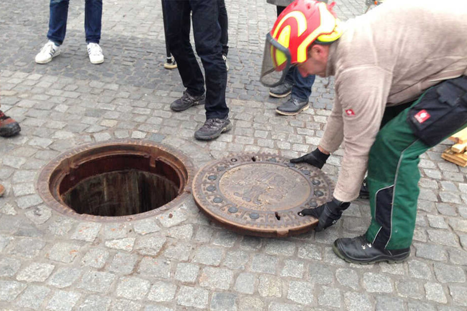 Unter dem Gullydeckel verbirgt sich ein 3,5 Meter tiefes Loch.