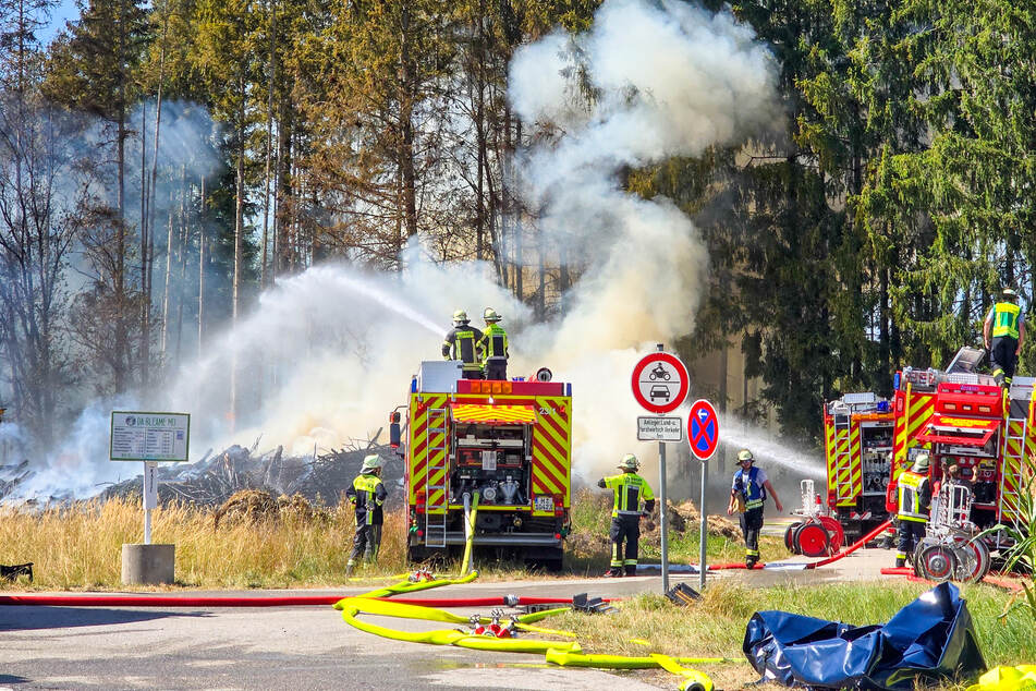 Zahlreiche Einsatzkräfte versuchten den Brand zu löschen.
