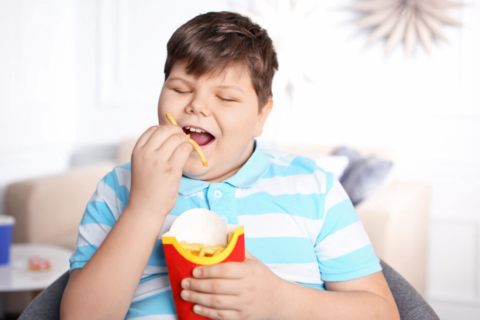 Chips, Cola und Co: Fast Food und vor allem Limonaden enthalten viele Kalorien.