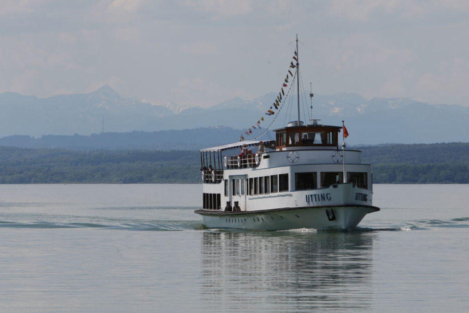 Das Passagierschiff "Utting" der Ammersee-Schiffsflotte fährt bei Stegen auf dem Ammersee.