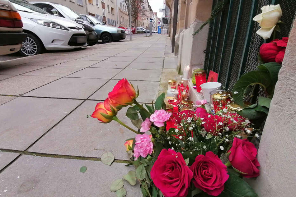 Blumen in der Stuttgarter Forststraße, wo ein 37-Jähriger auf eine 77-Jährige einstach.
