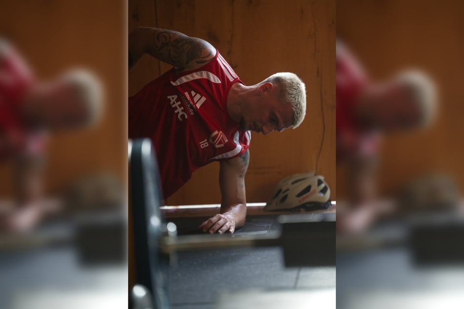 Indes probiert Erik Engelhardt mittels Side Plank die Position in der 2. Liga zu halten.