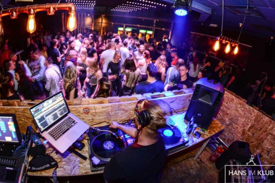 Volle Hütte und ausgelassene Stimmung auf dem Dancefloor.