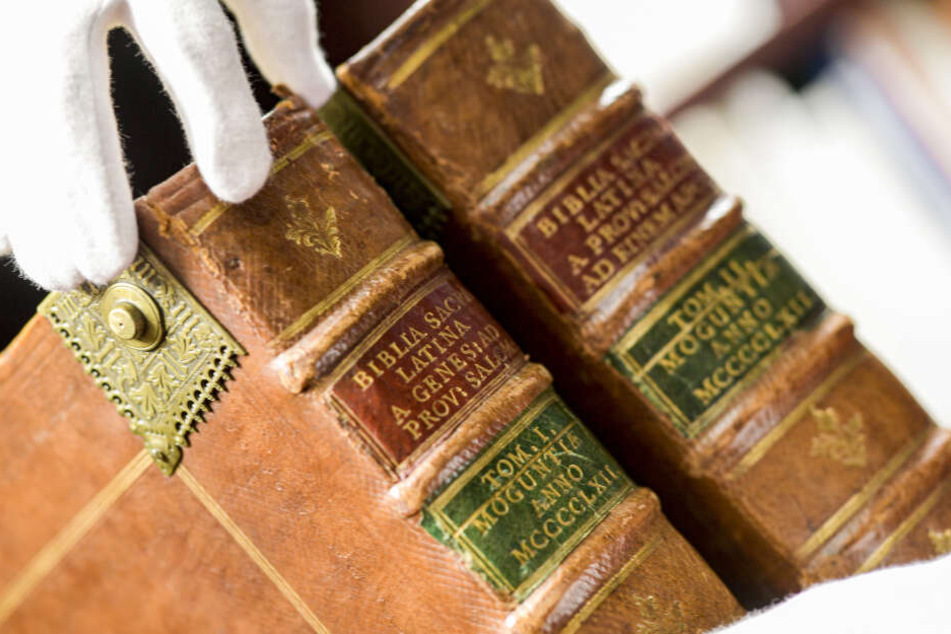 Die Bibel aus Gutenbergs Druckpresse soll am Montag versteigert werden.