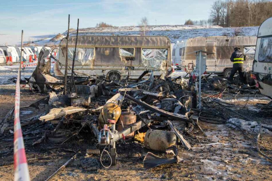 In Lichtenberg standen auf einem Campingplatz beim Erzgebirgsring mehrere Wohnwagen in Flammen.