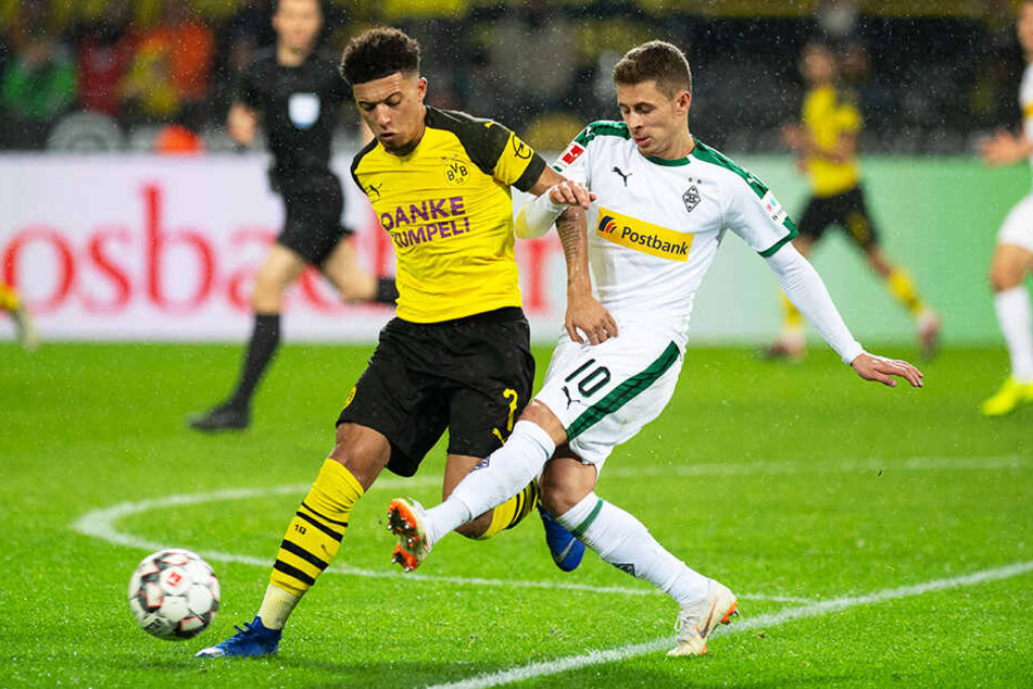 Duell zweier zukünftiger Teamkollegen? Thorgan Hazard (r.) im Zweikampf mit Dortmunds Jadon Sancho.
