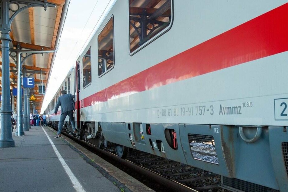 Der Intercity von Westerland nach Hamburg stieß mit einem Auto zusammen. (Symbolbild)