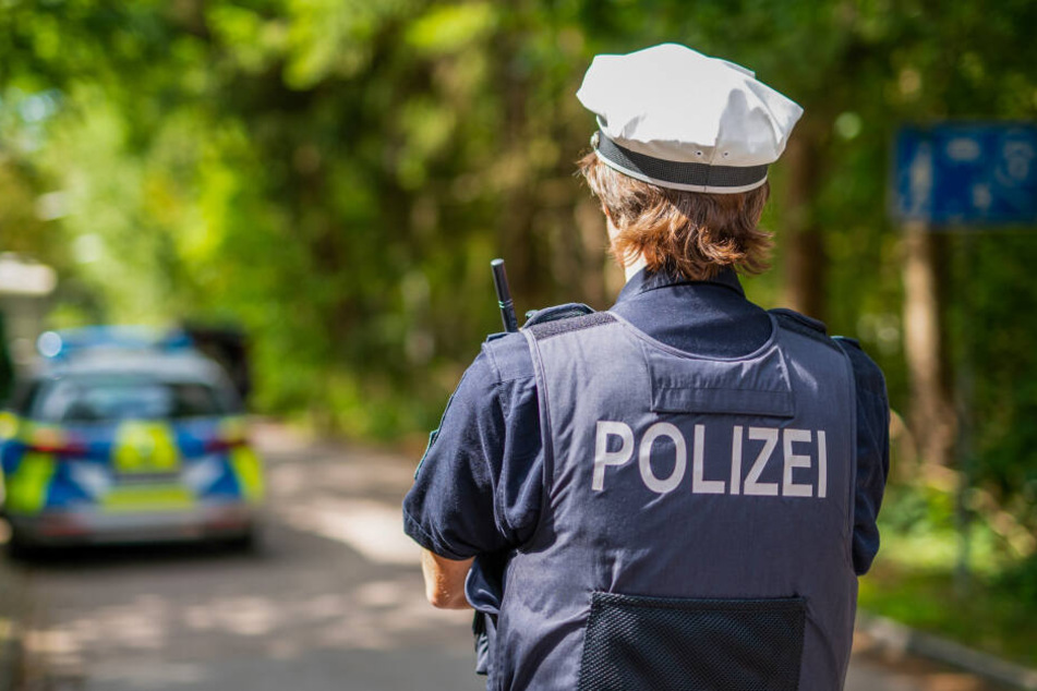 An einer Böschung wurde die Leiche der Frau gefunden. (Symbolbild)