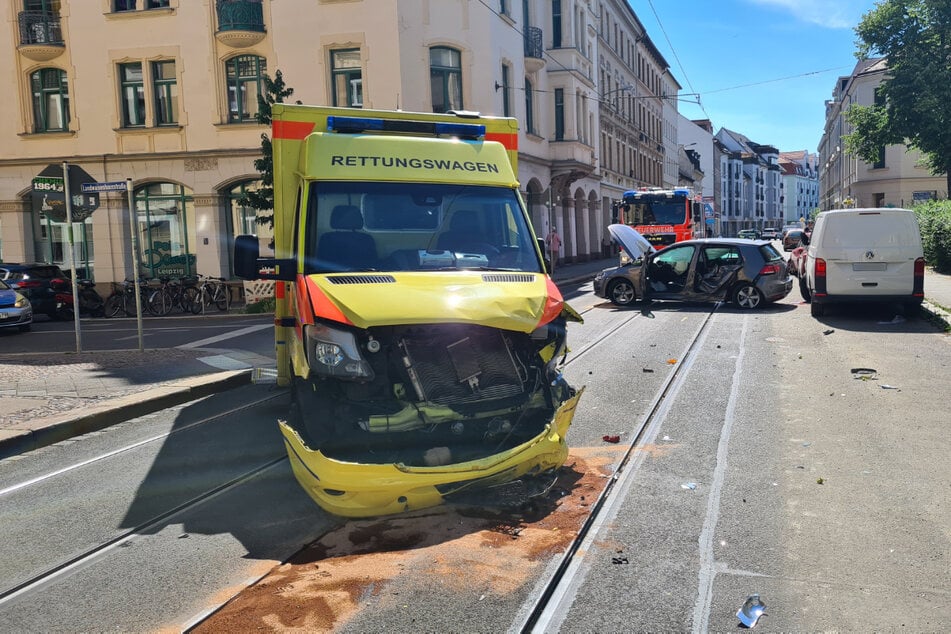 Ein Rettungswagen im Einsatz ist am Sonntagvormittag in Leutzsch mit einem VW zusammengekracht.