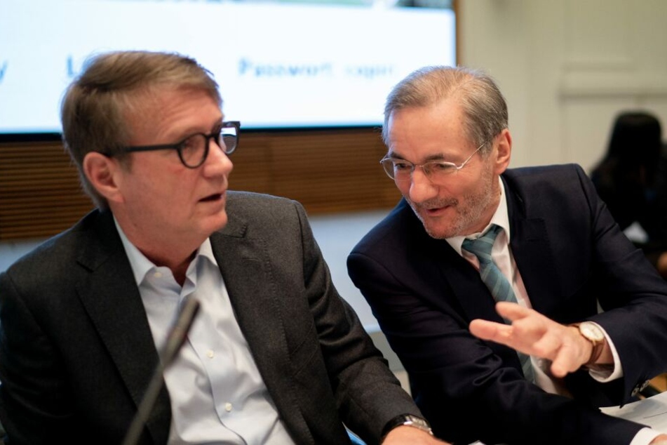 Die Co-Vorsitzenden der Kohlekommission, Matthias Platzeck (SPD, r), und Ronald Pofalla (CDU) eröffnen die Sitzung der Kohlekommission am 25. Januar.
