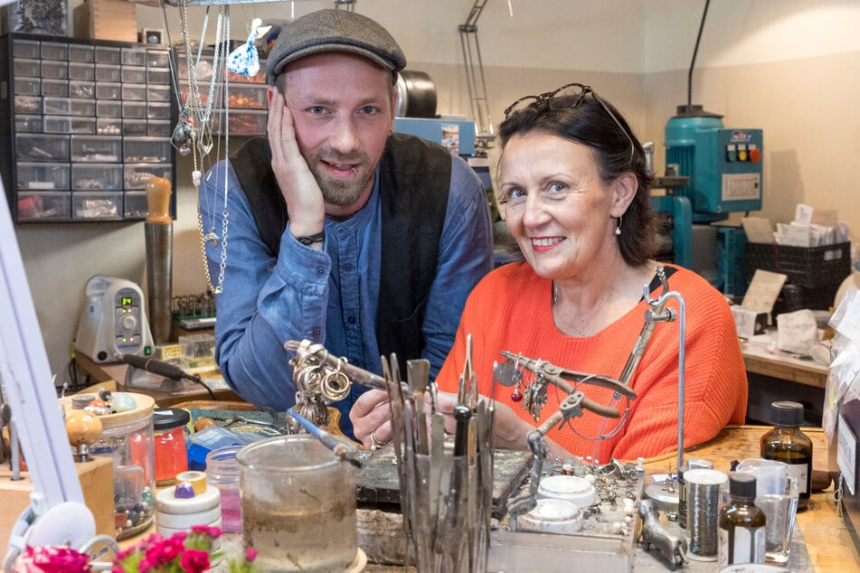 Kunstfertiges Duo: Barbara Oehlke (56) und Alabaster Becher (36) fachsimpeln in der Goldschmiede.