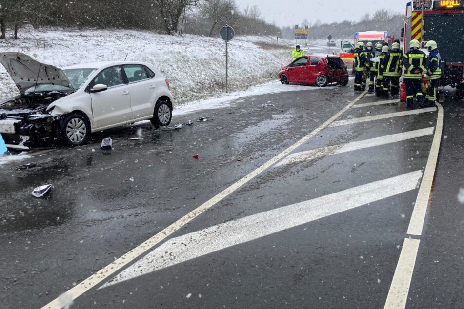 Die Frau war auf der glatten Straße mit einem anderen Auto kollidiert und wurde dann unangeschnallt aus dem Fenster geschleudert.