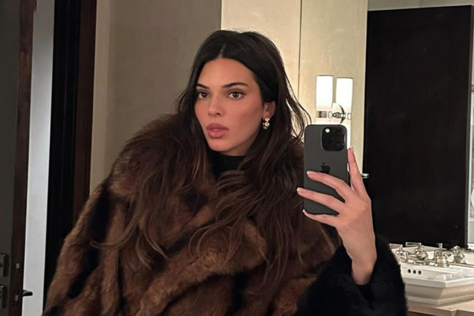 Kendall Jenner continues her trendy winter fashion while vacationing in Aspen with the Biebers.