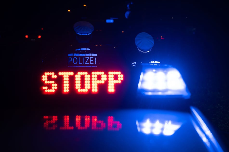 Ein 25-Jähriger und seine gleichaltrige Beifahrerin wurden zu verschiedenen Zeiten am Steuer des Wagens angehalten. (Symbolbild)
