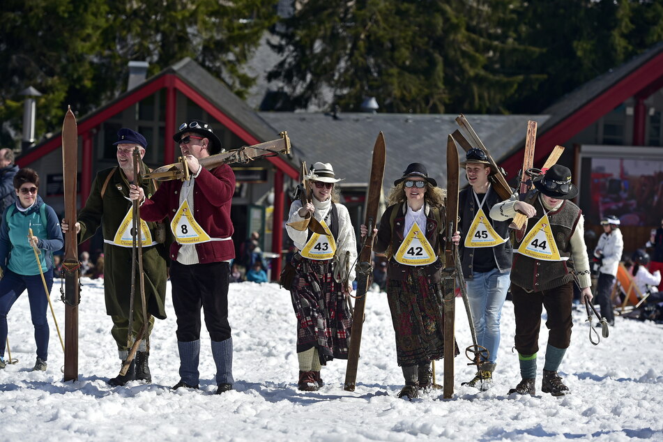 Beim Nostalgie-Skirennen fanden sich nach der langen Dürrezeit Dutzende Menschen aus der Region in historischer Kleidung sowie mit authentischer Ausrüstung ein.