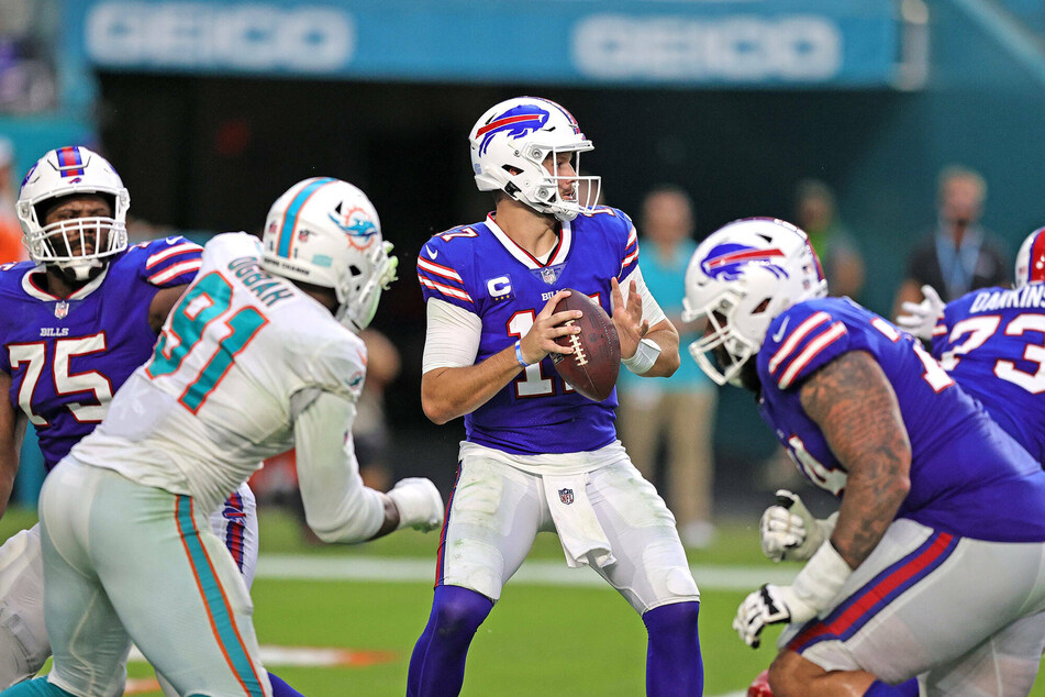 Bills quarterback Josh Allen (c) threw two touchdowns in his team's win over the Dolphins on Sunday.