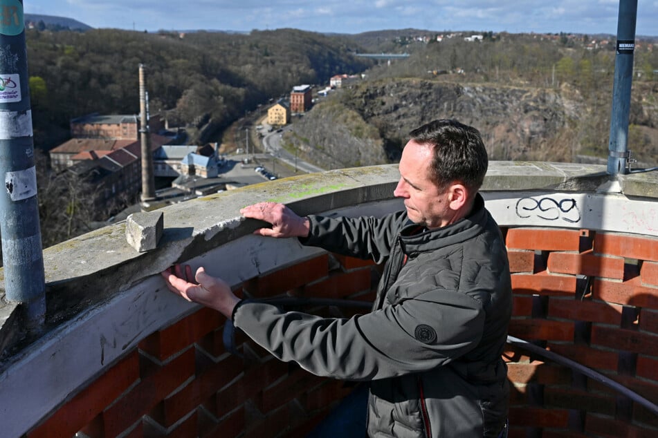 Borries Trommer (55) vom Stadtgrünamt begutachtet auf der Aufsichtsplattform die Vandalismus-Schäden.
