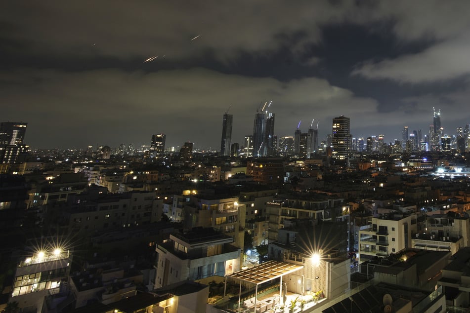In Tel Aviv sind Spuren eines Raketenangriffs zu sehen.
