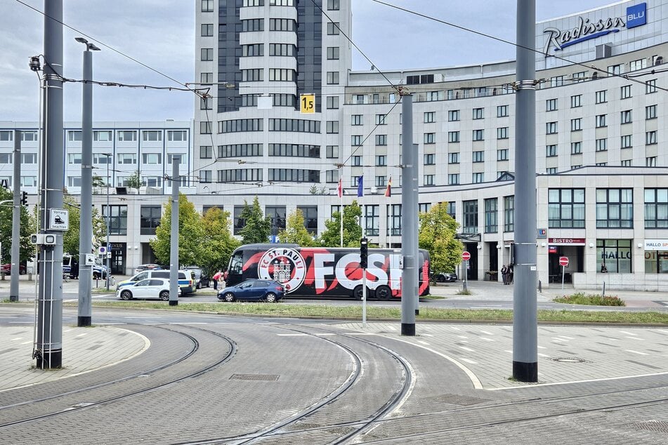 Der Mannschaftsbus der Gäste aus Hamburg wartet auf die Abfahrt zum Stadion.