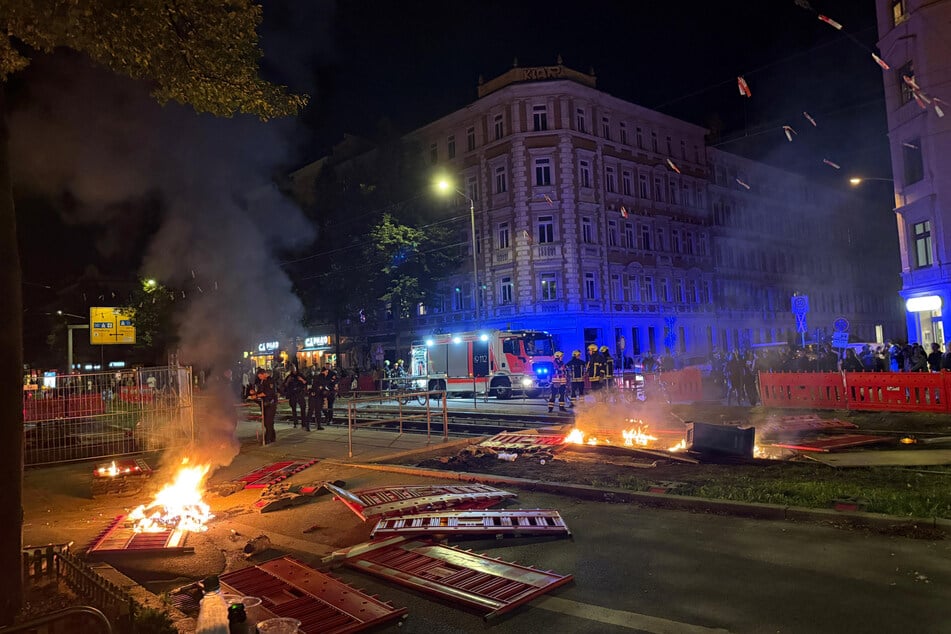 Es brannten mehrere Baustellenabsperrungen gleichzeitig.