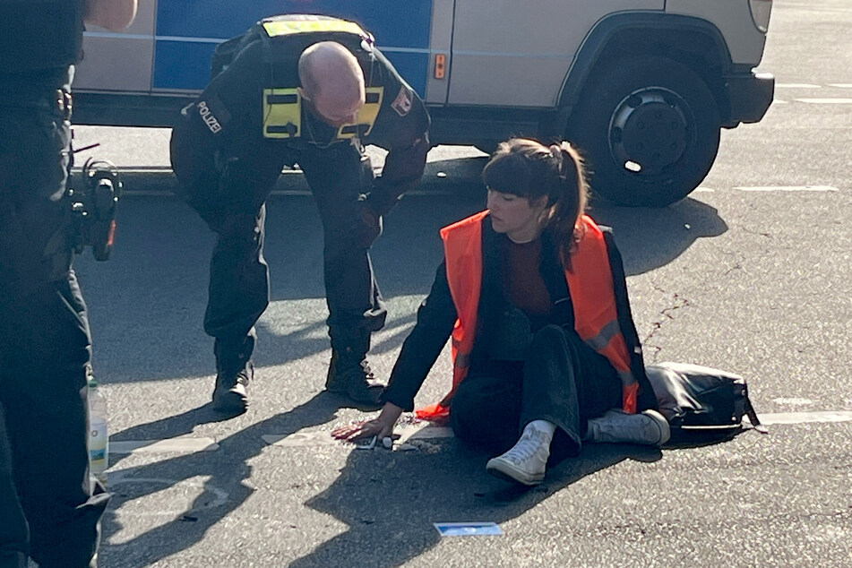 Carla Hinrichs (26) saß schon am gestrigen Montag auf der A100 am Hohenzollerndamm und blockierte den Verkehr.