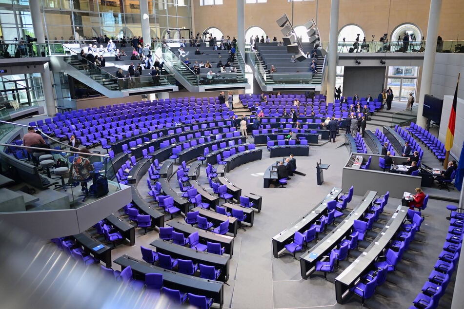 Der bis auf einige Abgeordnete der AfD und Angehörige des Präsidiums leere Plenarsaal nach dem verlorenen ersten Wahlgang der Kanzlerwahl.