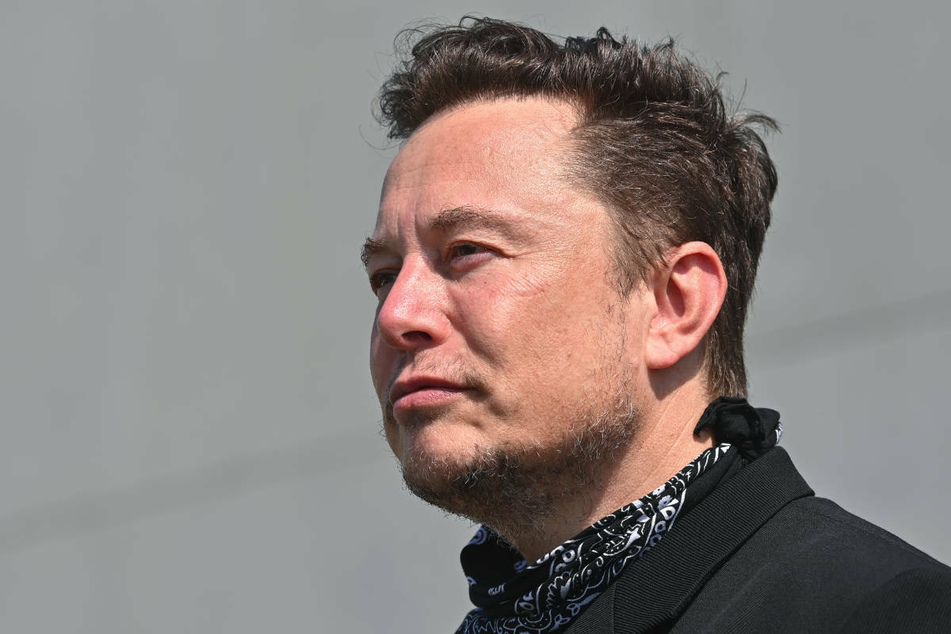 Tesla-Boss Elon Musk (50) will, dass die Produktion seiner ersten Autofabrik in Europa noch in diesem Jahr startet.