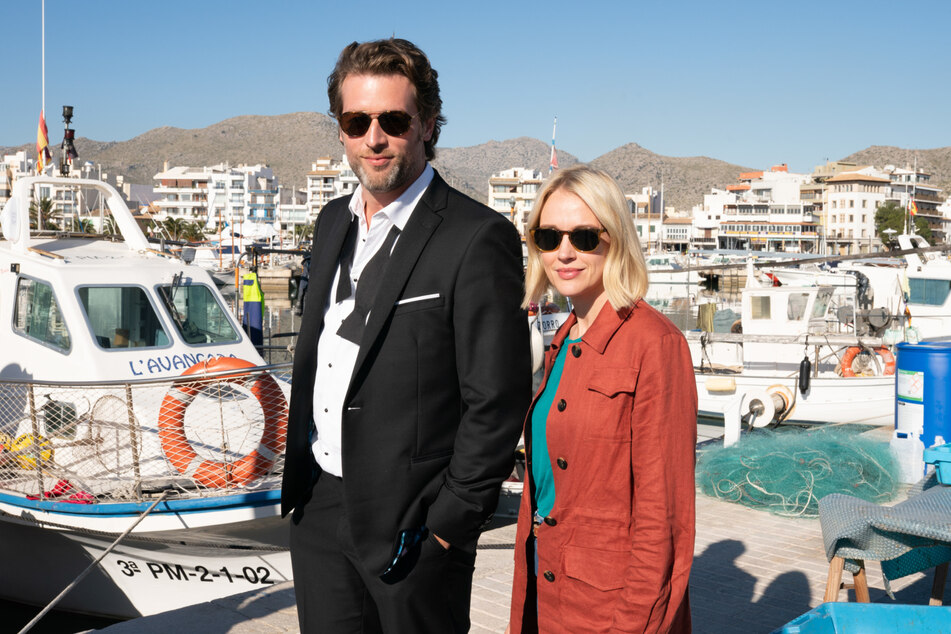 Mallorca Files: Max Winter (Julian Looman) und Miranda Blake (Elen Rhys) im Einsatz.