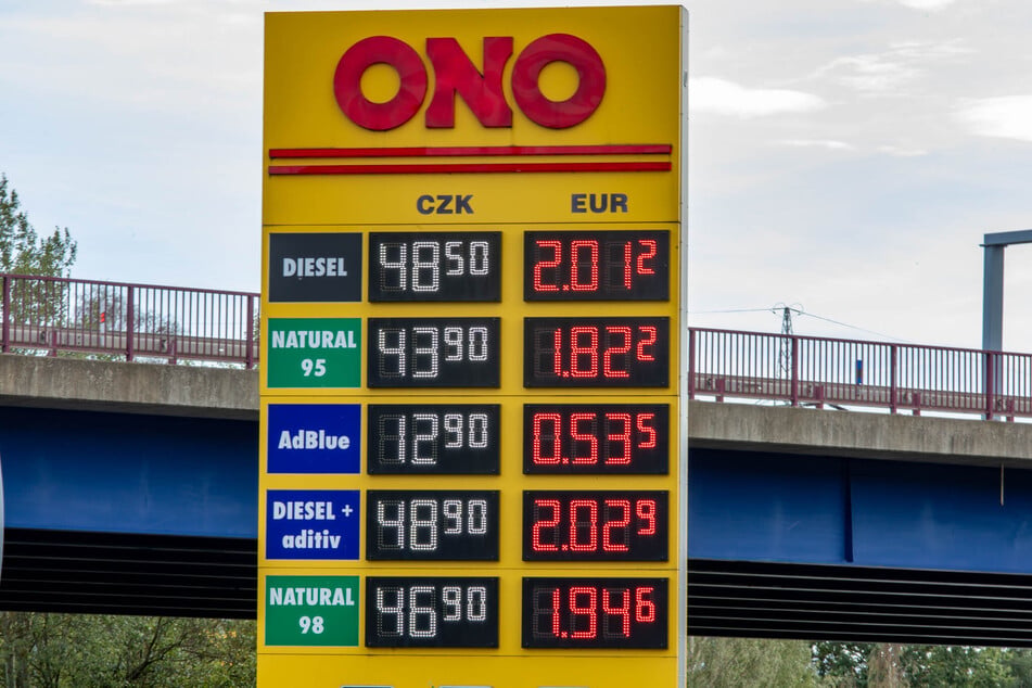 Benzinpreise wie aus der guten alten Zeit: An der Ono-Tankstelle in Ostrov kam Diesel am Samstag nur 2,01 Euro.