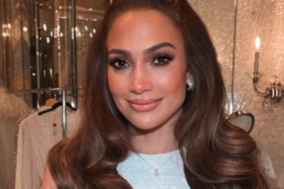 Jennifer Lopez's make-up artist, Chris Appleton, shared pics of the blushing bride moments before she got hitched to Ben Affleck.