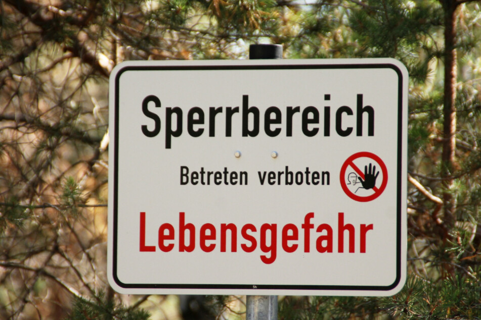 Genug Hinweisschilder weisen auf die Lebensgefahr im Sperrgebiet hin.