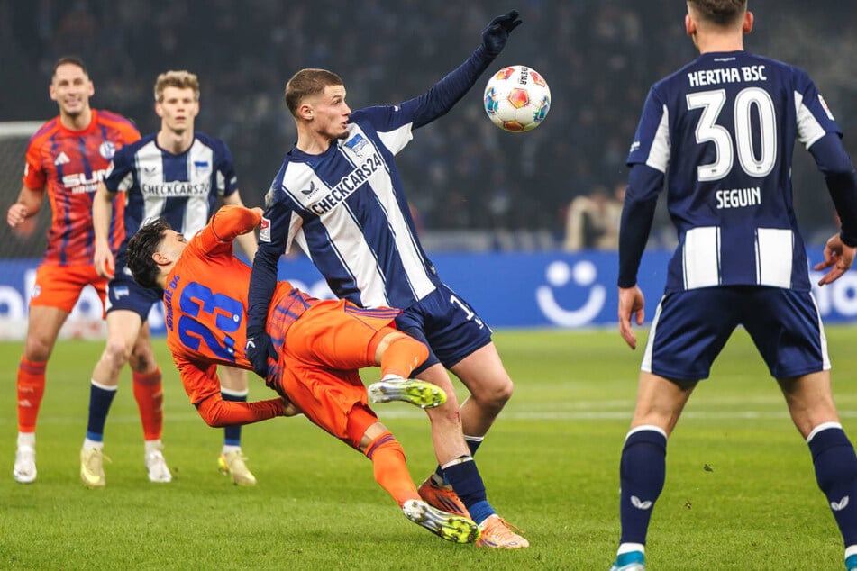 Michael Cuisance (2.v.r.) hat immer wieder Akzente in der ersten Halbzeit gesetzt.