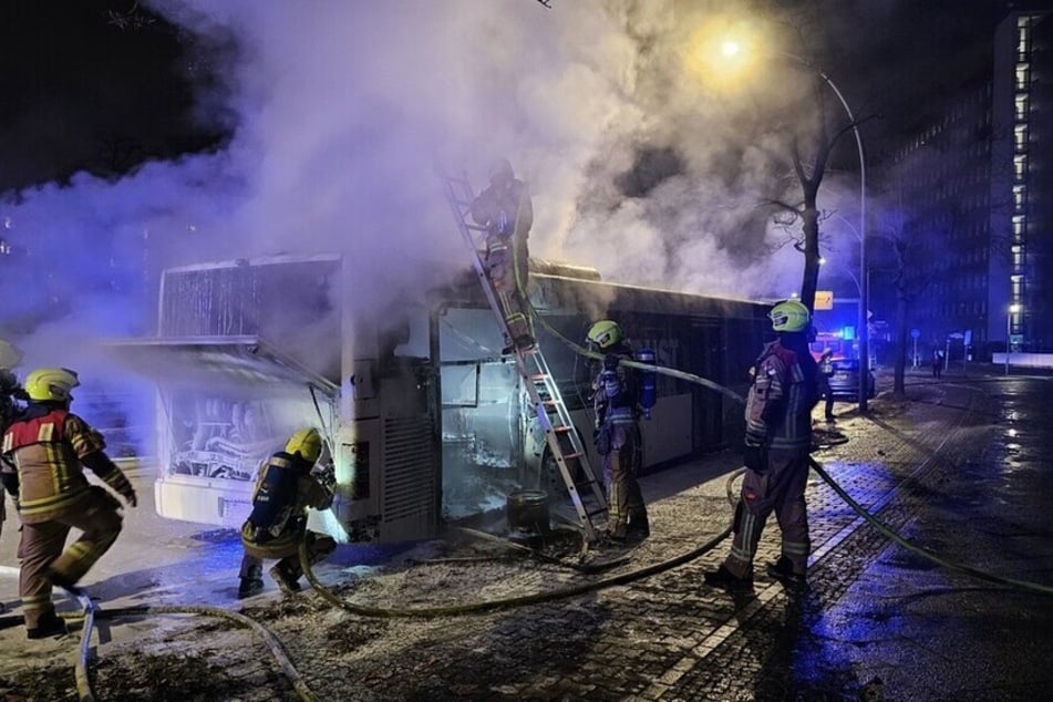 Berlin: Silvester-Rambos fackeln Reisebus ab