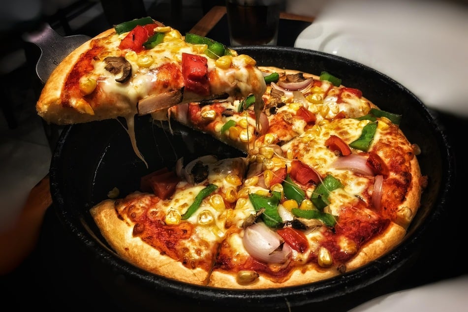 Mehr ist nicht immer besser: Schon wenige Zutaten reichen bei einer Pizza für ein gelungenes Geschmackserlebnis aus.