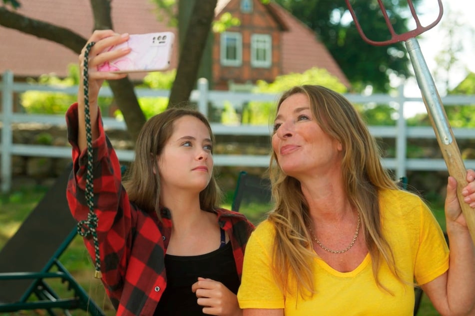 Carla hadert mit dem Älterwerden – besonders als Lilly ein graues Haar bei ihr entdeckt und ihr Freund Nico sie für Lillys Oma hält. Ihr Telefonsex-Versuch mit Michael scheitert kläglich ...