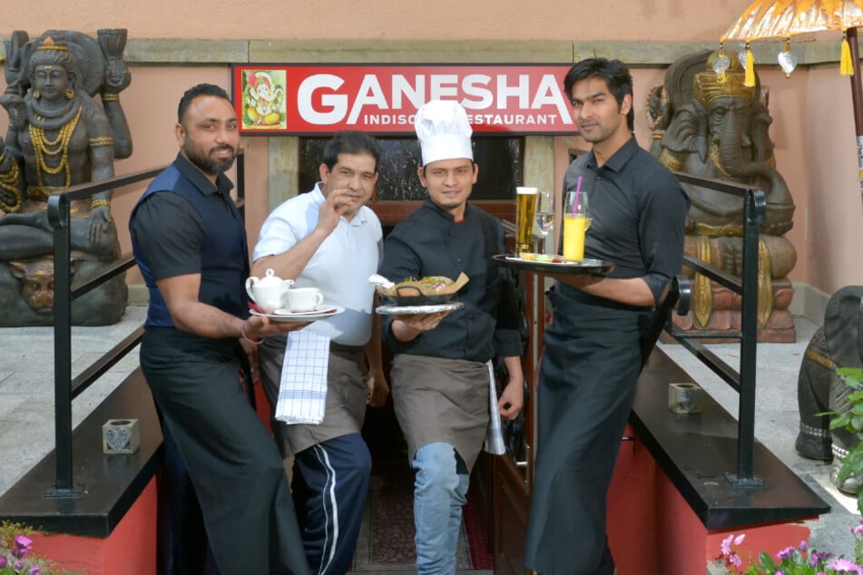 Chef Ranjit (li.), Zaheed und Adeel und Jagveer Singh (v.l.)