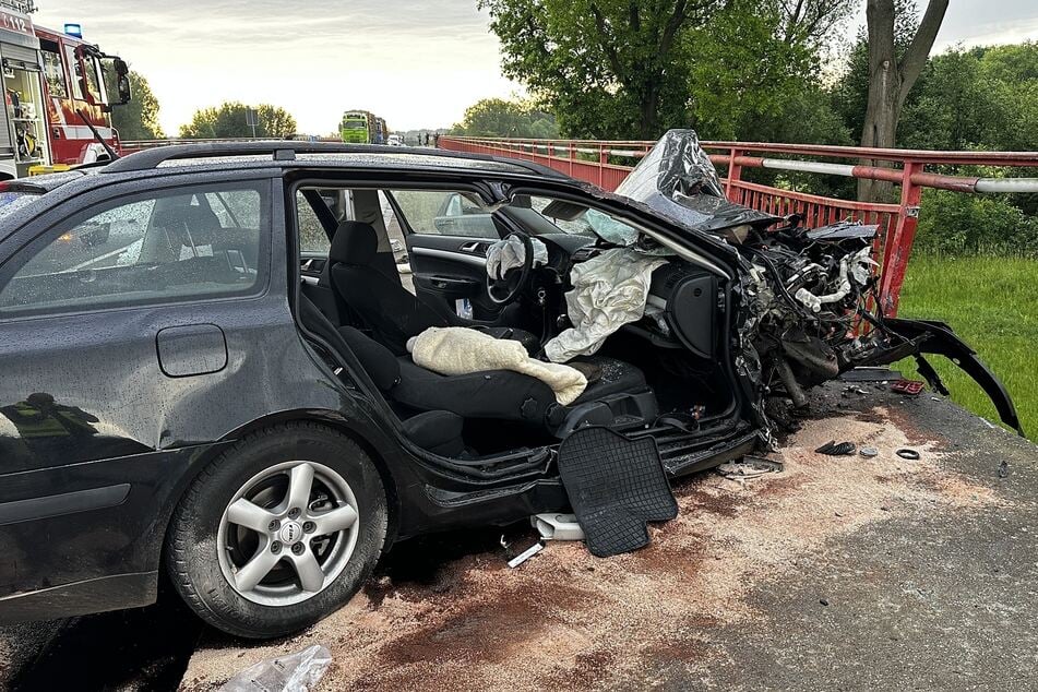 Mit voller Wucht prallte der schwarze Skoda gegen ein Geländer. Es entstand Totalschaden.