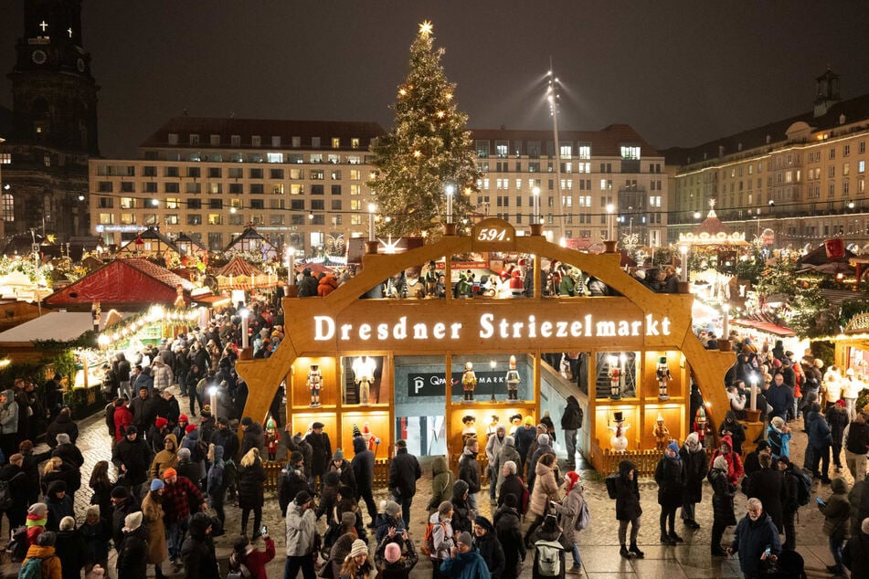 Mit seinen 260.000 Lichtern bildet der Weihnachtsbaum inmitten der Buden alle Jahre wieder das weithin sichtbare Herzstück des Striezelmarkts. (Archivfoto)