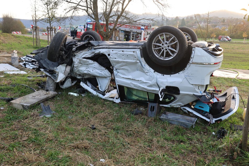 Der Unfallwagen kam auf dem Dach liegend neben den Gleisen zum Stillstand.