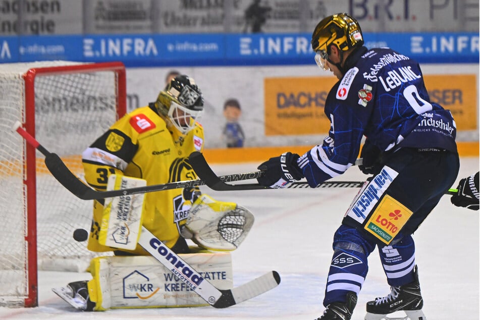 Kein Vorbeikommen: Drew LeBlanc (r.) scheitert am überragenden Krefeld-Keeper Felix Bick (l.)