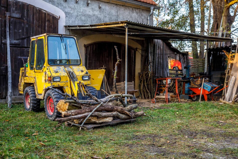 Der Wirt schuftete einst auf dem Bau. Dank seines Geschicks und technischer Hilfsmittel stemmt er die meisten anfallenden Arbeiten auf dem Hof noch allein. Unterstützung bekommt er zudem von seinen Kameraden aus der Freiwilligen Ortsfeuerwehr.