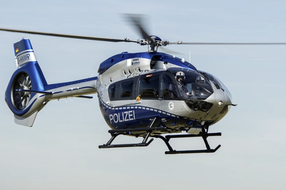 Bahnmitarbeiter mit Gruselmaske und Pistole bedroht: Polizei fahndet mit Hubschrauber