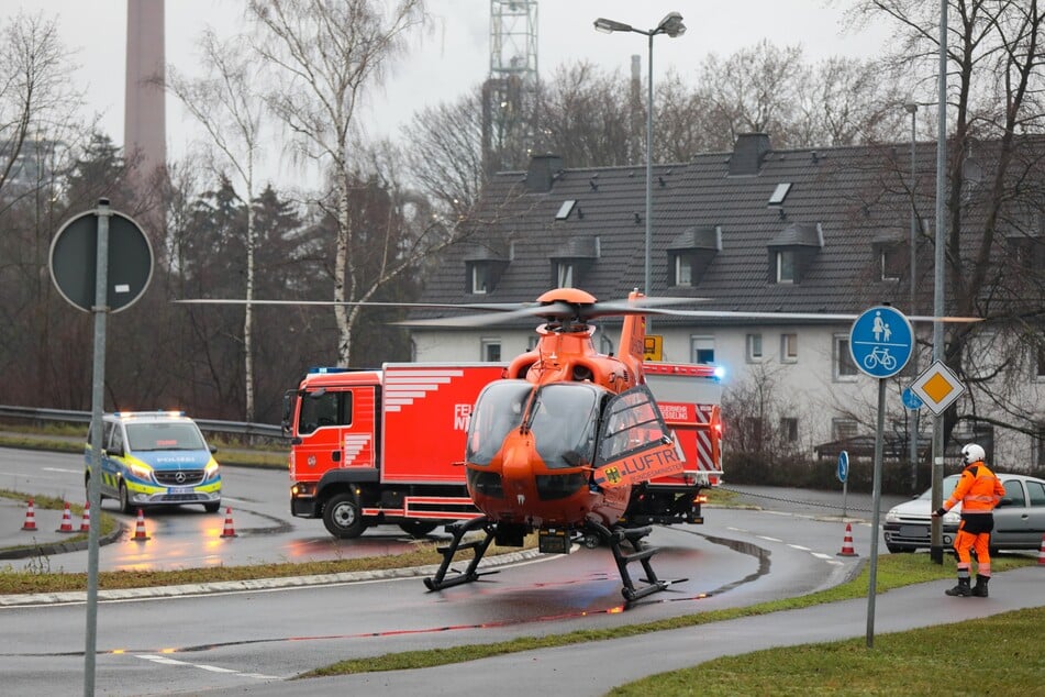 Der schwerverletzte Fahrer (57) des Unfallwagens musste in eine Kölner Klinik geflogen werden.