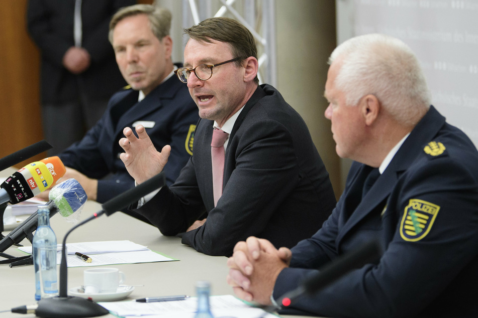Am Freitag äußerten sich Leipzigs Polizeichef Torsten Schultze, Innenminister Roland Wöller und Landespolizeipräsident Horst Kretzschmar (v.l.n.r.) auf einer Pressekonferenz in Dresden.