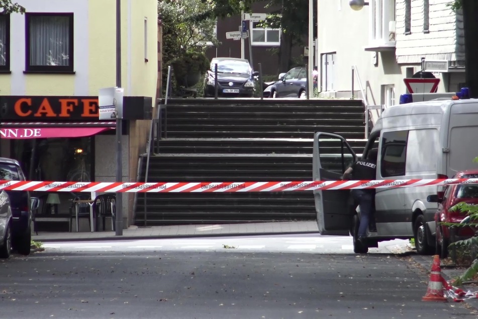 Der Tatort der Messerstecherei am Sonntag in Bonn: Hier untersuchte die Polizei die Straße auf Spuren.